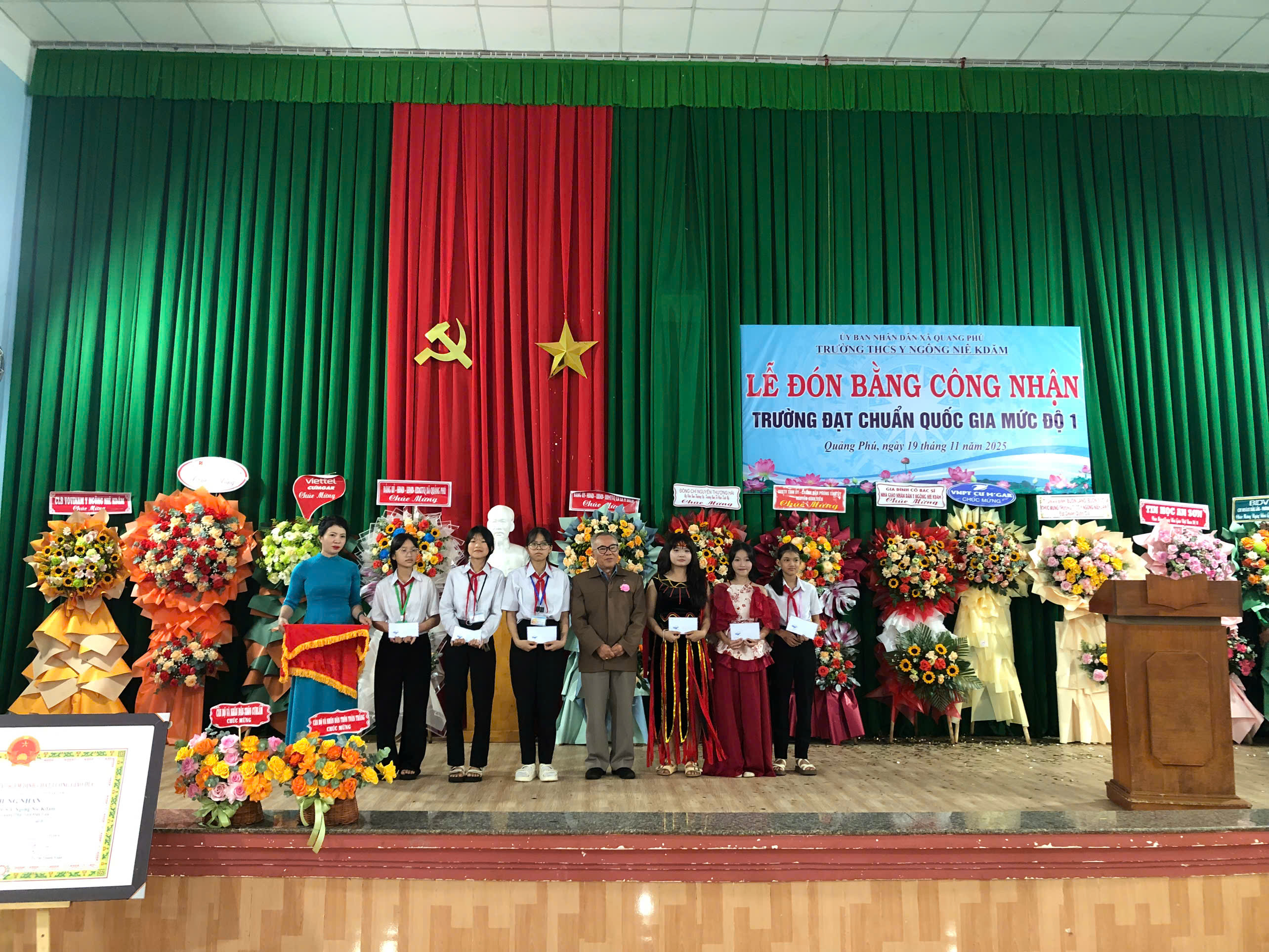 khen thuong cho cac chau hoc sinh